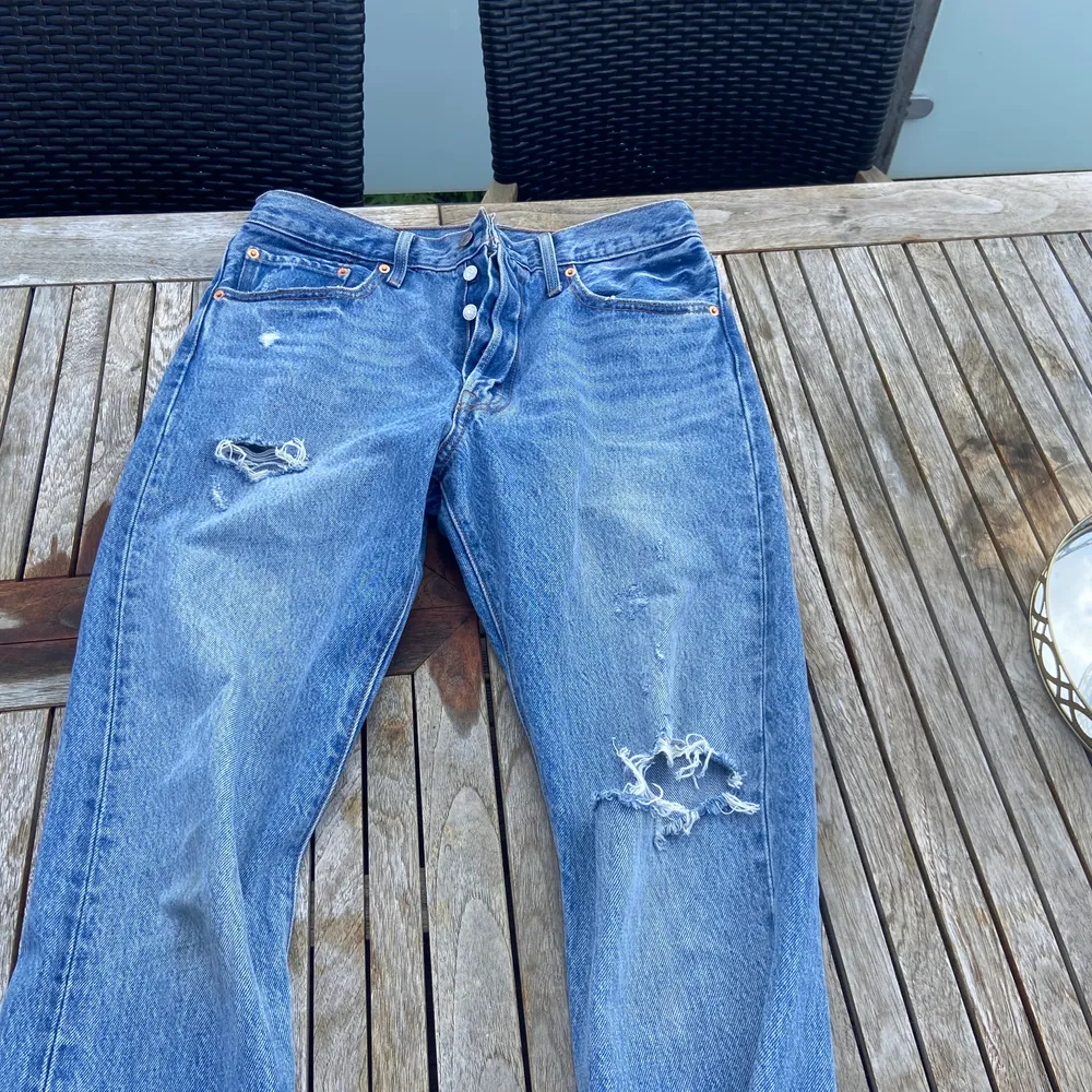 Ett par skit snygga Levis jeans som tyvärr blivit för stora:( bra skick! Storlek W30 L32                   (skulle nog säga att man kan räkna dom lite större i midjan)  priset kan diskuteras . Jeans & Byxor.