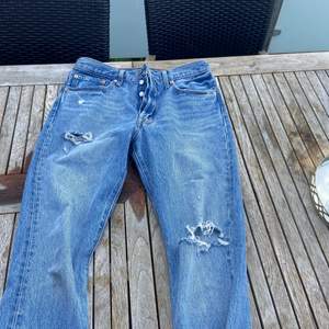 Ett par skit snygga Levis jeans som tyvärr blivit för stora:( bra skick! Storlek W30 L32                   (skulle nog säga att man kan räkna dom lite större i midjan)  priset kan diskuteras 
