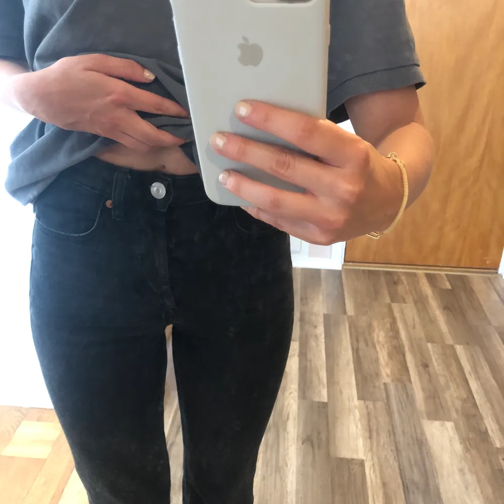 Jeans från Zara med en svart urtvättad look. Jeansen har en skön passform och anpassar sig efter ens egna figur. Jag är vanligtvis i storlek 36 men även dessa jeans i 34 passade mig.                                                                       . Jeans & Byxor.