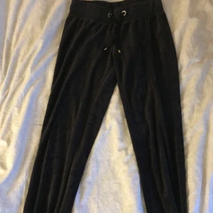 mjukisar från Cubus  - skönaste mjukisbyxorna från Cubus!! säljer då de legat och blivit för små. använda 7/8 gånger.🖤🖤🖤