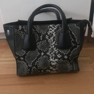 Handväska  - Använd ca 2 gånger