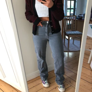 Jeans - Säljer mina gråa Weekday jeans i modellen row. Jeansen är i storlek 30/32 men har dock klippt de. Är 164 cm.