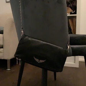 Zadig Väska - Säljer min zadig & Voltaire väska i den klassiska rock modellen. Fint skick och påsen tillkommer, köpt för 3500kr för ca 2 år sen. Den är använd men i väldigt fint skick - säljer pga använder inte💞 möts upp i Stockholm annars står köparen för frakt🥰