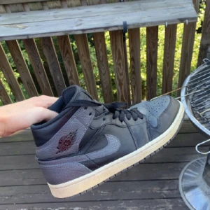 Jordan 1 mids - Säljer mina jordan 1 mids shadows som jag köpte på sneakersnstuff för cirka 3 år sedan, dom är ganska använda genom dom har både används för daily use och skate skor, köpare står för frakt!:)