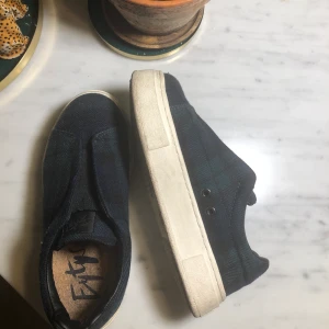 Eytys storlek 37 - Ett par så sjukt snygg eytys som tyvärr aldrig kommit till användning, använda Max 2 gånger så de är i nyskick! Sjukt coolt mönster nu till hösten som inte finns kvar. 💕💕💕 om fler är intresserade gäller budgivning 