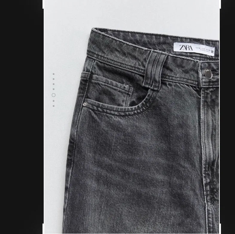 Supertrendiga jeans från Zara som börjar ta slut💖 Aldrig använda, prislappen e kvar. Jeans & Byxor.