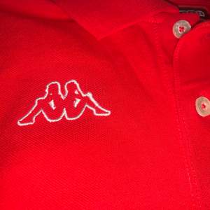 Säljer denna röda kappa tröjan, tyvärr precis dragit bort prislappen så vet ej det exakta priset den köptes för. Aldrig använd endast provad. Köpt på herravdelningen så därav lite over Sized på mig🥰 140kr+frakt