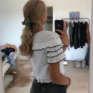 Sommartopp - Superfin och somrig topp med svarta konturer. Använd fåtal gånger. 