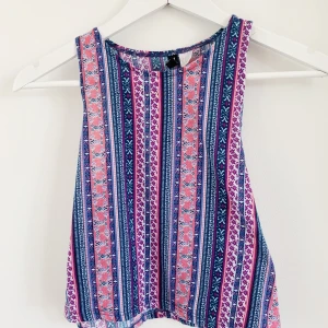 Färgglatt linne - Snyggt mönstrad färgglatt linne. Relativt kroppad. Hur snygg som helst att ha till jeans exempelvis. Pris kan diskuteras. 💕