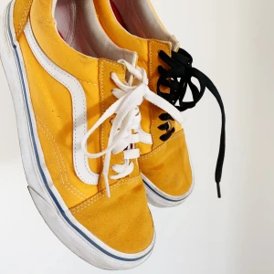 Gula/orange vans ✨ - Skitsnygga bekväma sneakers från Vans. Cool färg och blandade färger på skosnörena. Så gott som nya! 