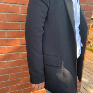 Svart kavaj / blazer  - Snygg kavaj med fickor, den har inga knappar eller något som mannan stänga den med framtill. Använt den som en jacka över en hoodie t.ex vilket funkar bra. Den är lite stoppad i axlarna vilket ger en fin form i kavajen. Du står för frakten:)