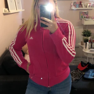 Adidas  - Säljer min rosa adidaströja. Superskönt material och sparsamt använd 🥰 frakt tillkommer om skickas önskas 