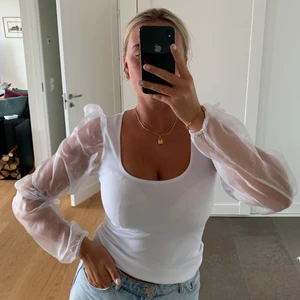 Långärmad topp från nelly - Vit fest topp med fluffiga mesh armar, använd 1 gång! Storlek S. Köpt på Nelly.com! 