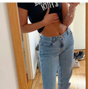 Levis byxor - Ett par jättefina Levis byxor i mycket bra skick! Det var en fel modell för mig och känner inte att dom kommer komma till användning, och det är därför jag säljer dom. Köpt här på Plick! Modell 550!