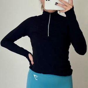 Svart träningströja - Jätteskön och snygg svart träningströja köpt på lager 157. Är i storlek XS men passar även S och möjligtvis M. Säljes för 45kr + frakt 🚚 