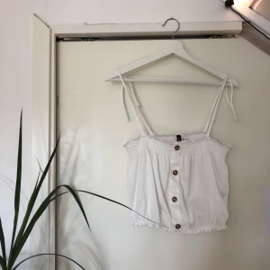 Vit gulligt linne - Vit gulligt linne från H&M, endast använd 2 gånger! Storlek S/M, kan mötas upp i Malmö ifall du vill skippa frakten!