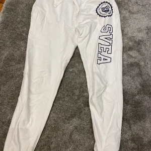 Snygga vita mjukisbyxor från Svea - Har en väldigt liten ljus fläck precis bredvid S:ey som man knappt märker. Tror även man kan få bort den. Skulle säga att dom är små i storleken 
