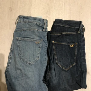 hollister jeans  - Tajta hollister jeans i st 25/26 i midjan och 30 i längden! Passar mig som är 177! Skulle säga att de motsvarar S fast längre! De ljusa är helt nya och de mörka använda ett par gånger! Köp tsm eller var försig! 150 för de ljusa och 100 för de mörka 