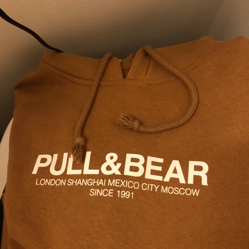 supermysig hoodie från pull&bear som tyvvär ej kommer till användning:| jättefint skick. Hoodies.