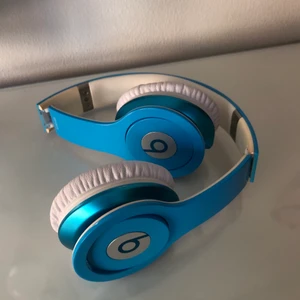 Beats By Dr. Dre - Blåa hörlurar från beats by dr.dre i bra skick med tillhörande fodral! Säljes pga av flytt. Frakt tillkommer💕