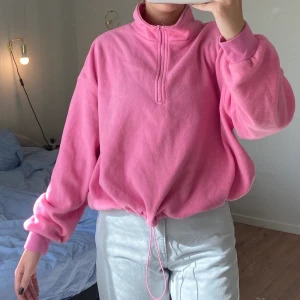 Rosa fleecetröja , storlek M - Otroligt skön fleecetröja ifrån monki i storlek M. Skulle säga att den passar XS-L beroende på hur man vill ha passformen. Finns justerbart band så man kan bestämma hur tajt man vill ha den. Säljes för 100kr + frakt 🚚 