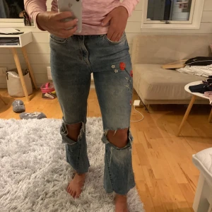 Slitna jeans  - Säljer mina favvo jeans då de längre in kommer till användning. Jättesnygga sömmar med blommor på ena sidan, asköna är dem också 💕