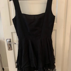 Whyred klänning - svart - Whyred klänning från 2010. Använd två gånger. Kort med volang kjol. 