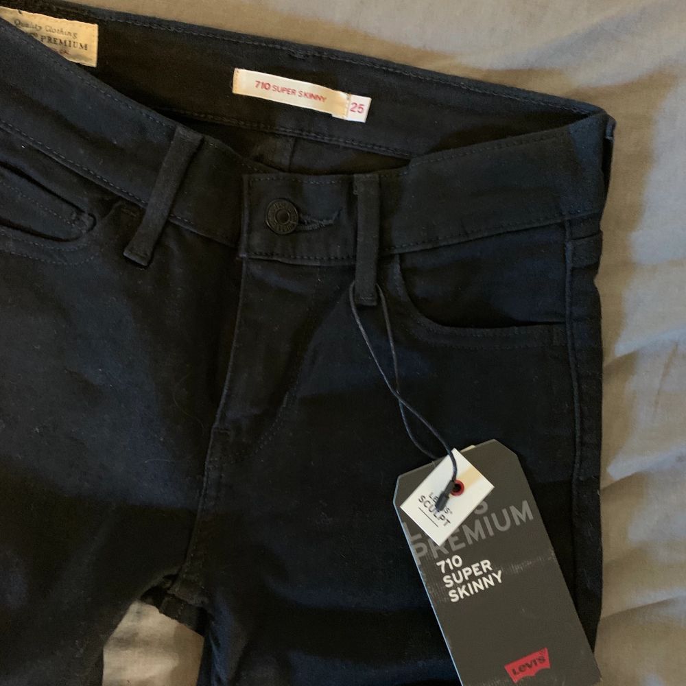Svarta Levis jeans- 710 super skinny | Plick Second Hand