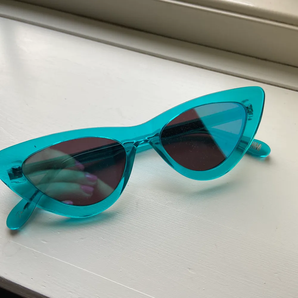 Helt nya aldrig använda chimi solglasögon. Det är modellen #006 färgen aqua i mirror lens! Nypris 1000, säljer för 350. Accessoarer.