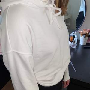 Vit hoodie från Cubus, storlek xs men den är stor i storleken så passar en M, beroende på hur man vill att den ska sitta. 