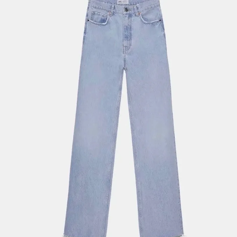 Säljer mina populära jeans från Zara som är helt slutsålda! Har aldrig använt dem, därav är prislappen kvar. Storlek 36 och jag är 167✨ . Jeans & Byxor.