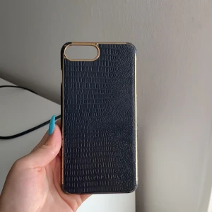 Skal - Super fint & helt felfritt skal från Richmond & Finch. Bra skick! Passar både IPhone 7&8 plus. Nypris: 199kr, mitt pris 49kr INKL FRAKT!