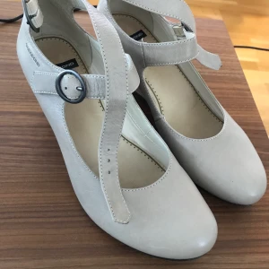 Nude Vagabond heels - Bekväm kilskor i nude färg.