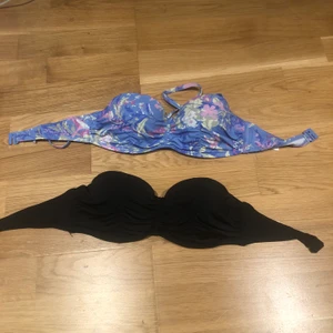 Bikini överdelar - Två fina bandeau bikini överdelar från bikbok💕 den blommiga har även tillkommande band som man kan knyta runt halsen💕 säljer 1 för 40kr och båda för 60kr