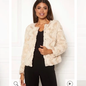 Pälsjacka beige - Säljer min beige pälsjacak från Vero Moda. I princip oanvänd, var inte riktigt min stil. Säljer för 200 exkl frakt. Hör av dig vid intresse🌸