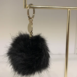 Nyckelring - Fin nyckelring med en boll på. Superbra skick, knappt använd. Köparen står för frakten. Fraktar endast.