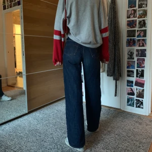 LEVIS ribcage wide leg jeans - Säljer dessa sjukt snygga och trendiga Levis jeansen eftersom att jag vuxit ur dom :( jag är 180 cm och dessa går ungefär till ankeln på mig. Det är bara att säga till om ni har några frågar eller om ni vill ha fler bilder :) budgivningen avslutas 25 augusti alltså tisdag kl 20:00❤️ OBS! Säljer inte för lägre än 500kr :)