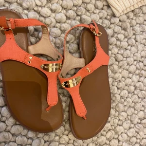 Michael kors  - Sandaler i jättefint skick! Stl 36 (ny pris 2400:-)