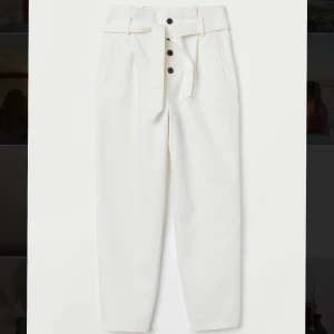 Jeans - Vita jeans men snygg passform och snygga detaljer. Eventuell frakt tillkommer🌸