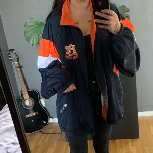 Jacka från Champion - Snygg oversized jacka från Champion i storlek XL! 150kr+frakt! ✨