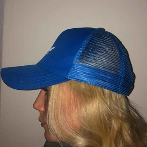 - Blå adidas originals keps köpt för 2 år sedan men är som ny i skicket.  