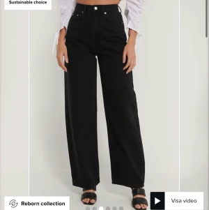 Svarta jeans  - Säljer dessa superfina jeans från nakd då de va alldeles för långa på mig och orkar sy upp haha!🥰🥰 prislapp kvar och endast testade!