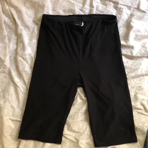 Svarta Cykelbyxor /shorts S - Cykelbyxor från ginatricot. Aldrig använt bara hemma nån gång. Säljs för är för små. Storlek S men passar XS . 22kr frakt