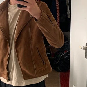 Mockajacka - Beige jacka med ”fake” mocka från asos, är lite för liten för mig som är 190cm men passar nog de flesta mellan 170-185cm 