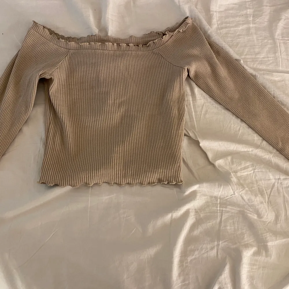 En off shoulder tröja ifrån Gina tricot köpt för 230kr säljer för 80kr, storlek xs. Blusar.