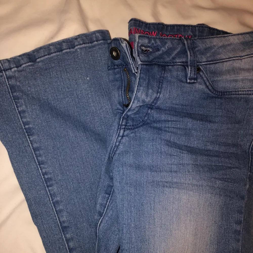 endast testade bootcut jeans, rätt låga i midjan men absolut inte för låga. väldigt mjuka och bekväma.. Jeans & Byxor.