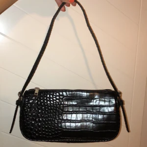 Trendig svart väska från Nelly.com - Supersnygg svart väska från Nelly. Endast använd 1 gång så väskan är i superfint skick, som ny:) Köparen står för frakt! Kontakta gärna och lägg ett bud om du är intresserad😊