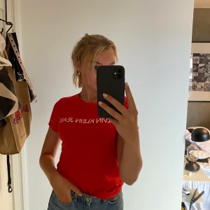 Calvin Klein jeans t-shirt - Väldigt fint skick, använd ca 4 ggr. Storlek XS men passar S