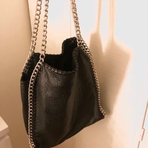 Väska  - Supersnygg och användbar väska från tiamo. Originalpris 550kr. Mitt pris 200! 💖