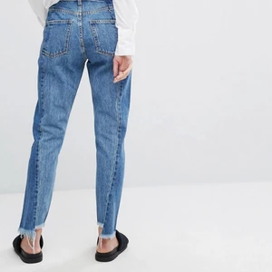 Monki two toned jeans - Two toned mom Jeans i väldigt bra skick från Monki. De är super bekväma men kommer tyvärr inte till användning. Om för flera bilder!